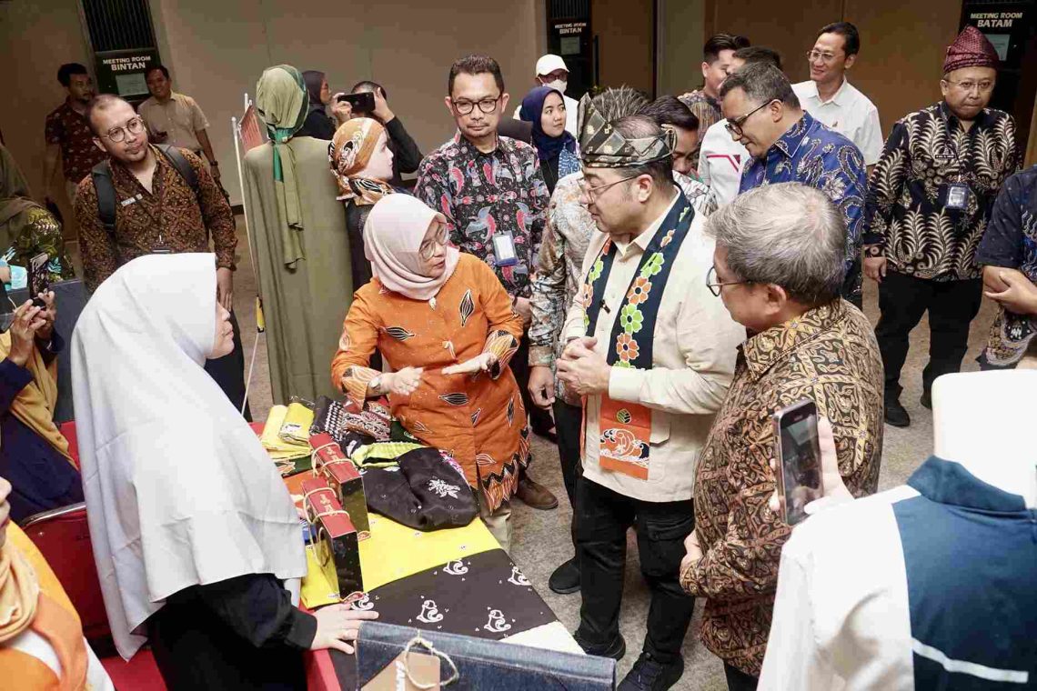 Menteri Ekonomi Kreatif, Teuku Riefky Harsya, didampingi Presiden Direktur RAPP, Sihol Aritonang dan Presiden Direktur APR, Basrie Kamba, menyimak penjelasan terkait produk kuliner hasil ekonomi kreatif produksi binaan APR saat melakukan kunjungan ke Asia Pacific Rayon (APR), Riau Kompleks, Pangkalan Kerinci, Pelalawan.