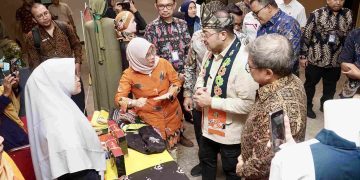 Menteri Ekonomi Kreatif, Teuku Riefky Harsya, didampingi Presiden Direktur RAPP, Sihol Aritonang dan Presiden Direktur APR, Basrie Kamba, menyimak penjelasan terkait produk kuliner hasil ekonomi kreatif produksi binaan APR saat melakukan kunjungan ke Asia Pacific Rayon (APR), Riau Kompleks, Pangkalan Kerinci, Pelalawan.