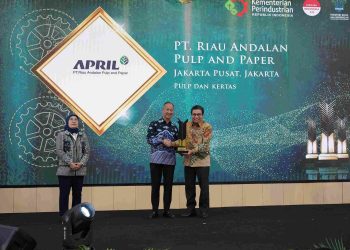 Menteri Perindustrian Agus Gumiwang Kartasasmita menyerahkan penghargaan Upakarti 2024 kepada Direktur Utama RAPP, Sihol Aritonang, di Jakarta, Kamis (19/12/2024).