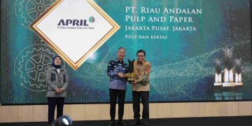 Menteri Perindustrian Agus Gumiwang Kartasasmita menyerahkan penghargaan Upakarti 2024 kepada Direktur Utama RAPP, Sihol Aritonang, di Jakarta, Kamis (19/12/2024).