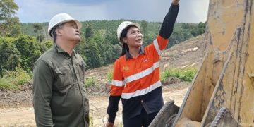 Lilis, salah satu lulusan Female Excavator Operator Trainee asal Desa Penyengat Siak, bersama mentornya Saut Situmorang dalam salah satu sesi pelatihan yang diikuti.