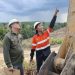 Lilis, salah satu lulusan Female Excavator Operator Trainee asal Desa Penyengat Siak, bersama mentornya Saut Situmorang dalam salah satu sesi pelatihan yang diikuti.