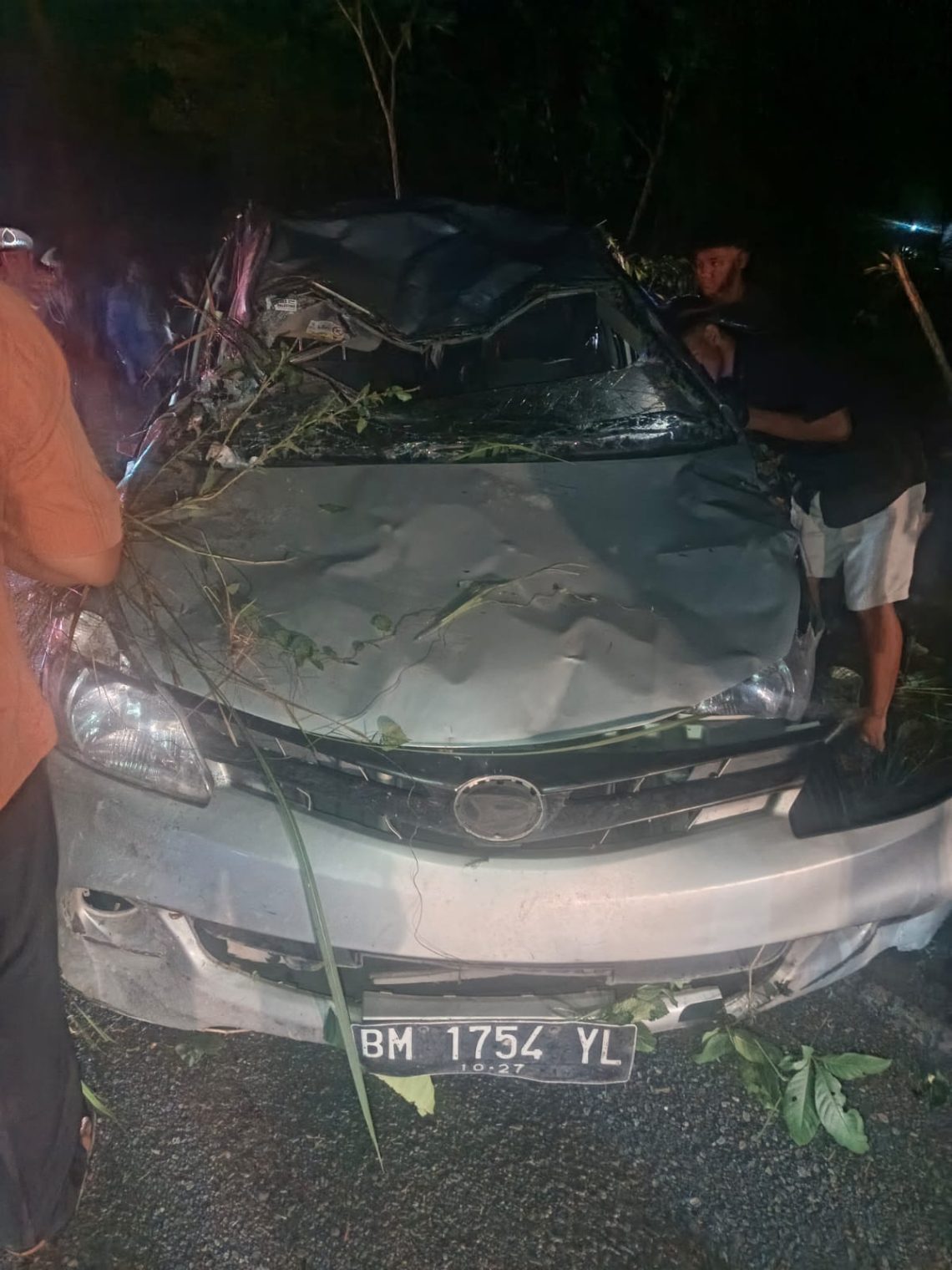 Minim Penerangan, Mobil Terbalik Usai Tabrak Motor Parkir di Yos Sudarso