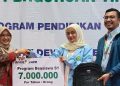 Penyerahan beasiswa secara simbolis kepada mahasiswa sejumlah perguruan tinggi di Riau.