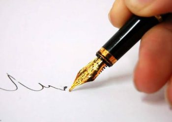 Makna di Balik TTD: Bukan Tanda Tangan, Ini Penjelasannya BERTUAHPOS.COM - Tanda tangan merupakan elemen penting dalam pengesahan dokumen resmi, seperti Kartu Tanda Penduduk (KTP), buku nikah, hingga surat kuasa. Meski begitu, istilah TTD. yang sering digunakan masyarakat bukanlah kepanjangan dari "tanda tangan." Mengacu pada laman resmi Kementerian Pendidikan dan Kebudayaan (Kemendikbud) dan Ejaan Bahasa Indonesia Edisi Kelima, TTD. adalah singkatan dari tertanda. Dalam Kamus Besar Bahasa Indonesia (KBBI), tertanda berarti "sudah dibubuhi tanda" atau "sudah ditandatangani." Oleh karena itu, istilah TTD. lebih merujuk pada kondisi sebuah dokumen yang telah diberikan tanda, bukan pada tindakan tanda tangan itu sendiri. Sementara itu, tanda tangan dalam KBBI diartikan sebagai "tanda berupa lambang nama yang dituliskan dengan tangan oleh orang itu sendiri sebagai penanda pribadi." Tanda tangan pertama kali dikenal sekitar tahun 3000 SM oleh bangsa Sumeria dan Mesir. Pada masa itu, tanda tangan berbentuk gambar atau simbol piktograf untuk menyampaikan makna tertentu. Setelah abjad dan tulisan ditemukan, tanda tangan mengalami evolusi. Sekitar tahun 439 M, tanda tangan yang awalnya berupa segel berkembang menjadi bentuk tanda tangan pribadi yang kita kenal sekarang. Di era modern, kemajuan teknologi mendorong munculnya tanda tangan elektronik. Jenis tanda tangan ini kini banyak digunakan, terutama di sektor pemerintahan dan bisnis, sebagai bentuk kepraktisan dan keamanan digital. Singkatan adalah hasil pemendekan kata dengan huruf atau gabungan huruf tertentu. Contohnya DPR, KKN, atau KTP, yang pelafalannya dilakukan dengan cara mengeja. Sebaliknya, akronim adalah gabungan huruf atau suku kata yang dilafalkan sebagai sebuah kata utuh, misalnya ponsel (telepon seluler) atau sembako (sembilan bahan pokok). Menurut buku Singkatan & Akronim dalam Media Massa Cetak dan Media Elektronik karya Umi Kulsum dkk., perbedaan mendasar antara singkatan dan akronim terletak pada pelafalannya. Jika dibaca dengan mengeja, maka itu adalah singkatan. Namun, jika dibaca seperti kata biasa, maka itu adalah akronim. Istilah TTD. yang kerap dianggap singkatan dari tanda tangan ternyata merujuk pada tertanda. Tanda tangan sendiri memiliki sejarah panjang hingga kini bertransformasi menjadi bentuk elektronik. Memahami perbedaan istilah seperti TTD., singkatan, dan akronim dapat membantu kita lebih cermat dalam menggunakan bahasa, baik dalam dokumen resmi maupun komunikasi sehari-hari.