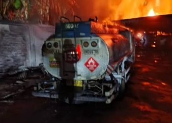 Gudang Solar di Rumbai Terbakar, 2 Mobil Tangki Jadi Korban