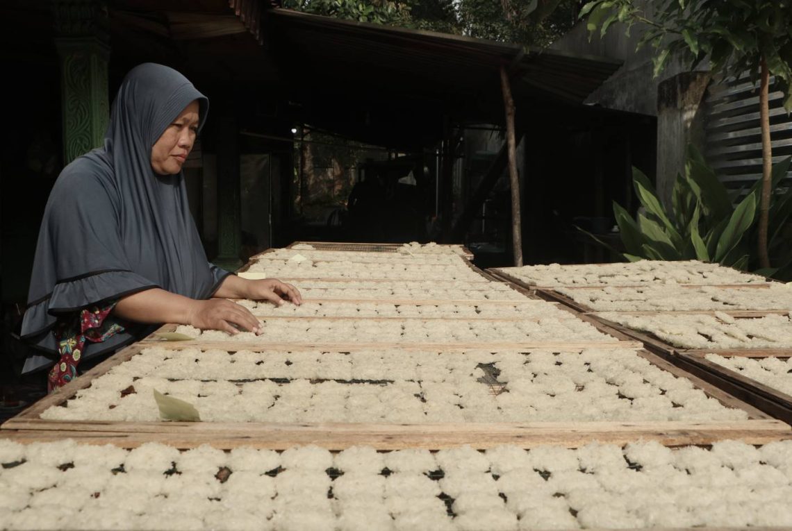 UMKM Rengginang di Pekanbaru Keluhkan Harga Ketan Naik Karena Musim Durian