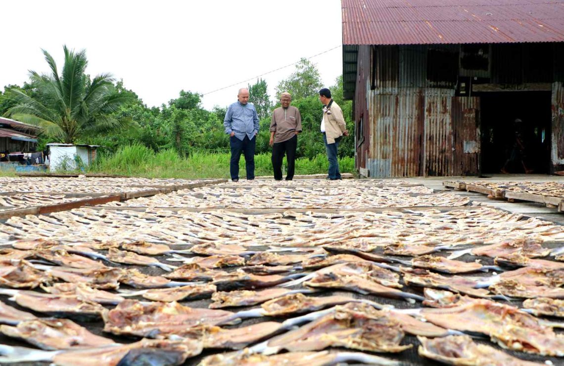 Nelayan Rokan Hilir Berjuang di Tengah Badai Persoalan, Alat Tangkap Ilegal, Harga Jual Rendah, dan Ekonomi Sulit