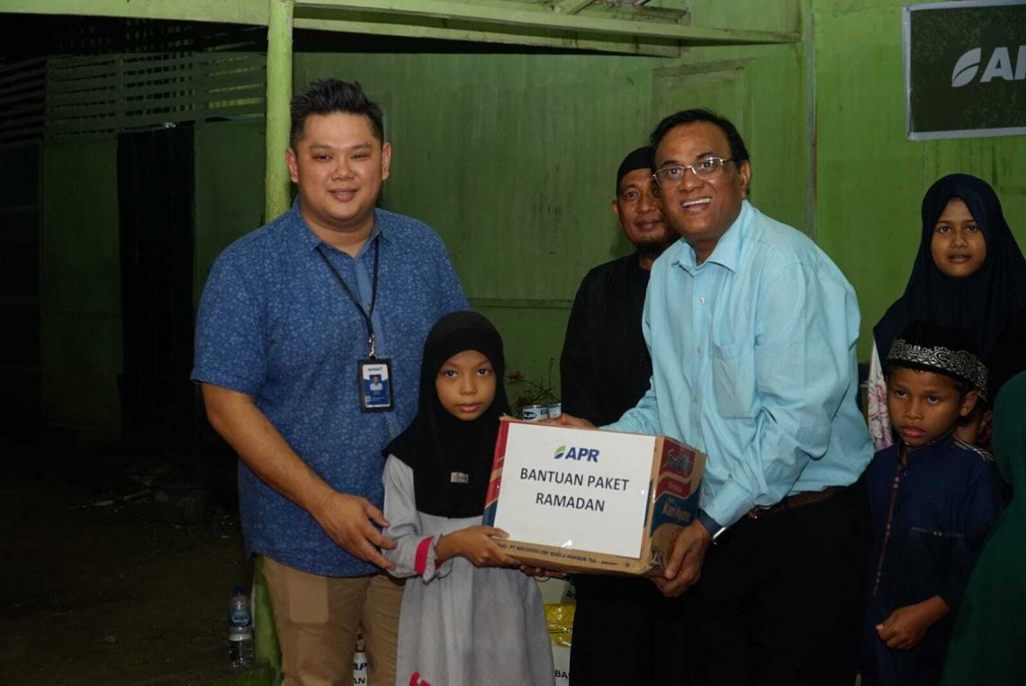 Anak-anak Panti Asuhan Assobirin Al Hidayah, Pangkalan Kerinci, Kabupaten Pelalawan suka cita menerima Bantuan Paket Ramadan dari APR dalam acara Buka Puasa Bersama.