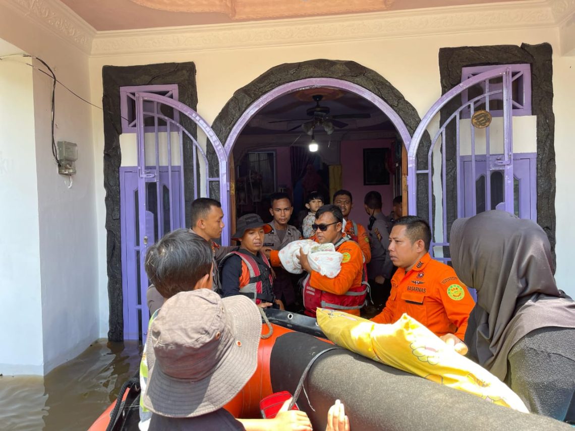 Basarnas Pekanbaru Evakuasi 63 Warga Terdampak Banjir di Kecamatan Rumbai