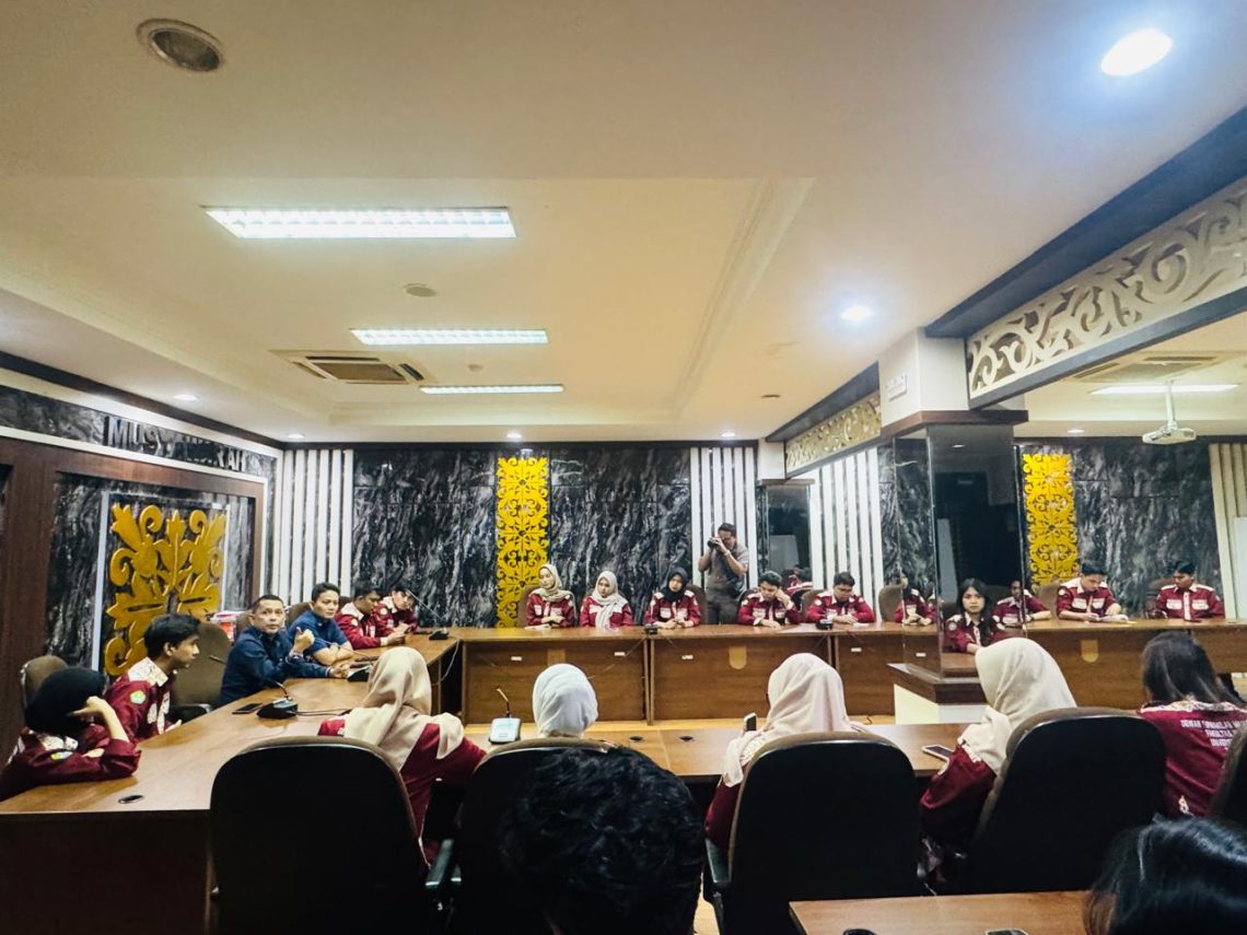 Tengku Azwendi Undang Mahasiswa Fakultas Hukum UNRI ke DPRD Pekanbaru