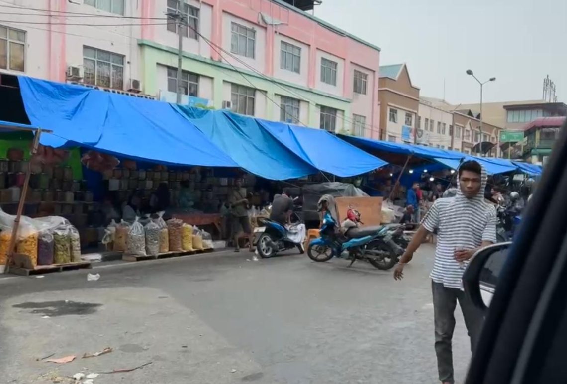 Pedagang Kue Lebaran Membludak di STC Pekanbaru, Jalan Sudirman Macet