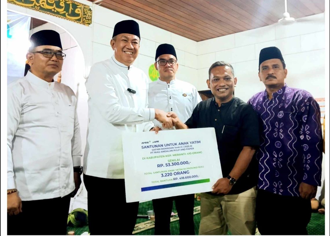 Penyerahan santunan dalam rangka Safari Ramadan 1446 Hijriah di Kabupaten Kepulauan Meranti yang turut disaksikan Wakil Bupati Kepulauan Meranti, Muzamil Baharudin.