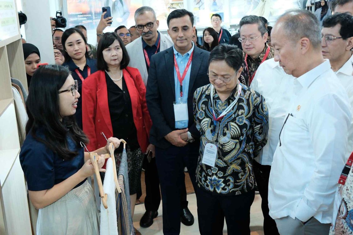 Menteri Perindustrian Republik Indonesia, Agus Gumiwang Kartasasmita mengunjungi booth APR pada pameran Indo Intertex 2025 yang digelar di JIEXPO Kemayoran, Jakarta 15-17 April 2025.