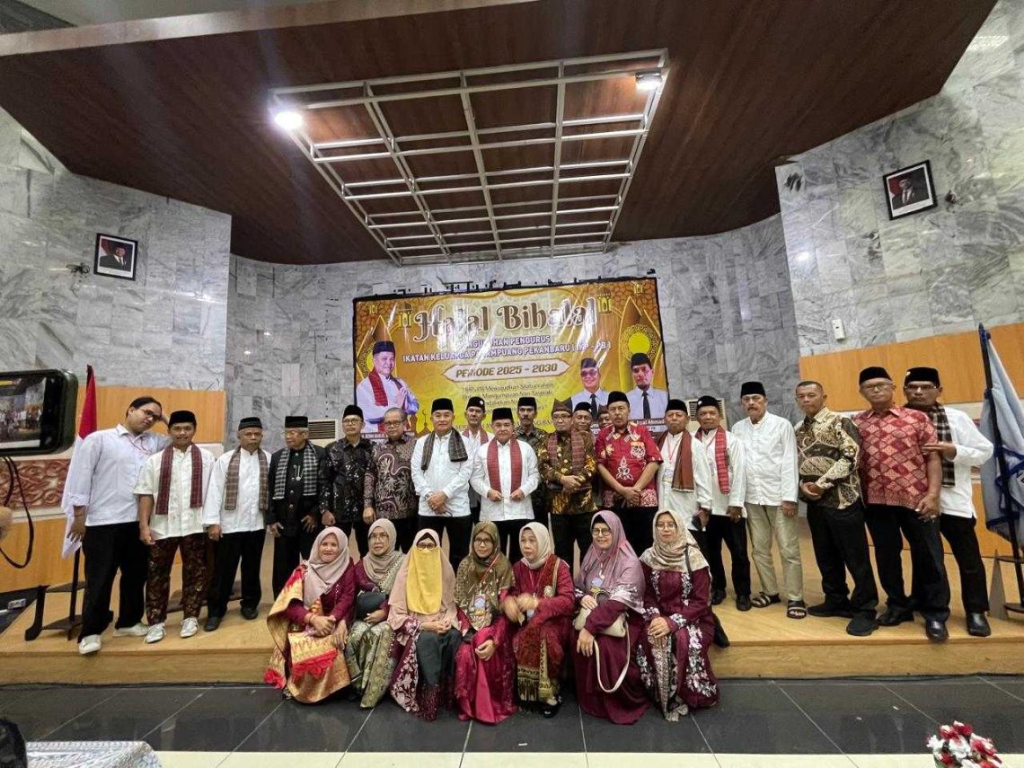 FOTO BERSAMA- Bupati Agam Benni Warlis berfoto bersama Pengurus IKP PB periode 2025-2030 di Gedung Pustaka Soeman HS, Pekanbaru pada Sabtu (26/4)