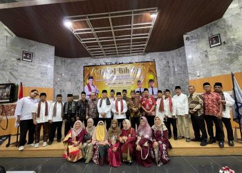 FOTO BERSAMA- Bupati Agam Benni Warlis berfoto bersama Pengurus IKP PB periode 2025-2030 di Gedung Pustaka Soeman HS, Pekanbaru pada Sabtu (26/4)