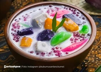 Di Pekanbaru, ada tempat sarapan yang menawarkan beraneka ragam jenis bubur tradisional khas Nusantara; Bubur Nusantara Bu Mel, namanya.