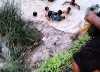 Situasi evakuasi korban di sungai
