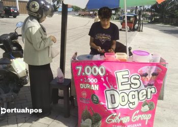 Jualan Es Doger di Pinggir Jalan, Nabil Kantongi Omzet Rp500 Ribu per Hari
