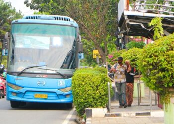 Bus Trans Metro Pekanbaru (TMP) rute STC - Pandau saat melintas di Jalan Jenderal Sudirman Pekanbaru, Senin, 23 Juni 2025 | Foto: Melba Ferry Fadly.