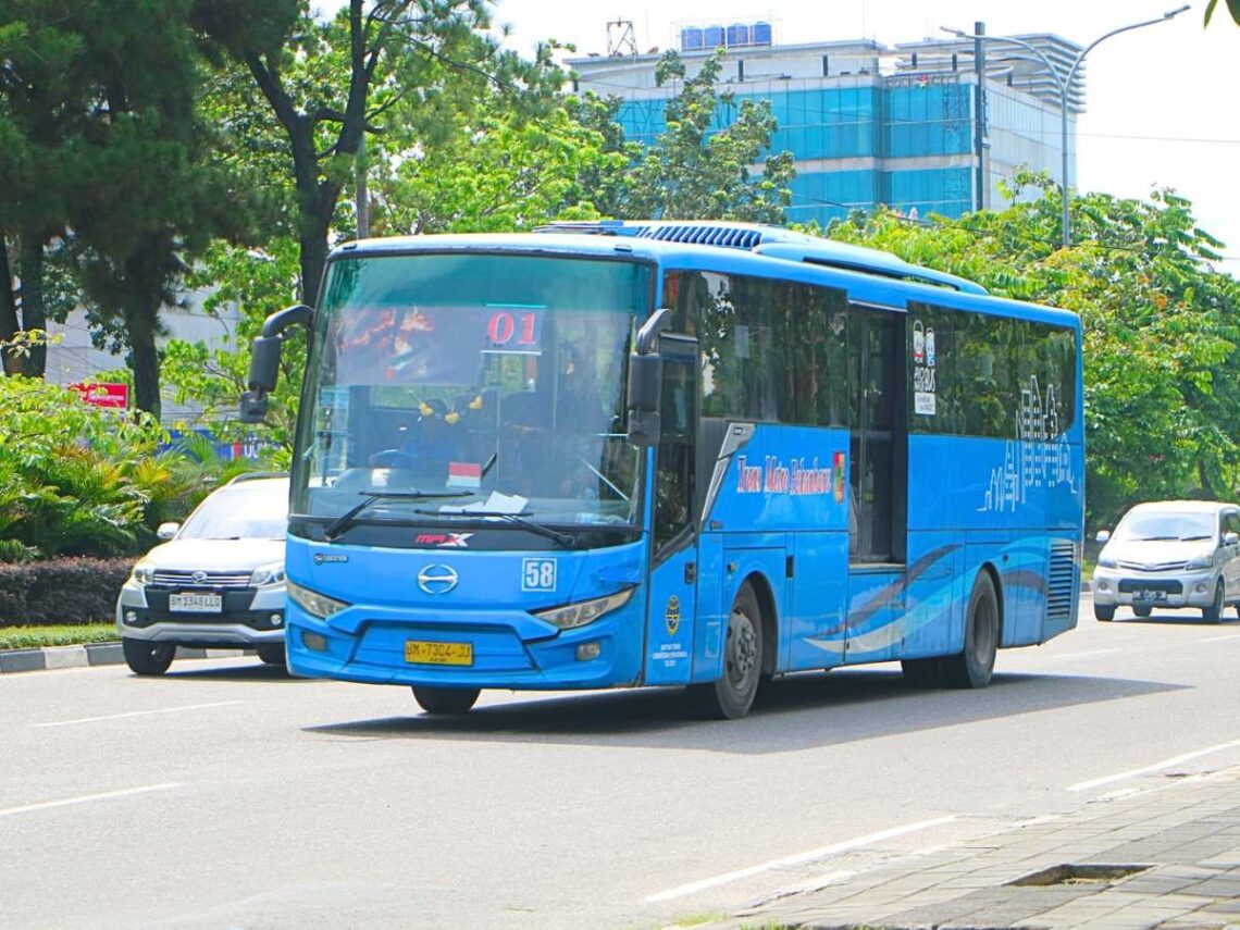 Di liputan khusus kali ini, Bertuahpos mengikuti perjalanan Putri. Dia mengajak suami, ibu dan dua anaknya yang masih kecil, naik Bus TMP gratis di HUT Pekanbaru ke-241. Hingga akhirnya mereka terpaksa naik taksi online untuk sampai ke tujuan akhir karena bus itu mogok di tengah perjalanan.