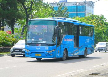 Di liputan khusus kali ini, Bertuahpos mengikuti perjalanan Putri. Dia mengajak suami, ibu dan dua anaknya yang masih kecil, naik Bus TMP gratis di HUT Pekanbaru ke-241. Hingga akhirnya mereka terpaksa naik taksi online untuk sampai ke tujuan akhir karena bus itu mogok di tengah perjalanan.