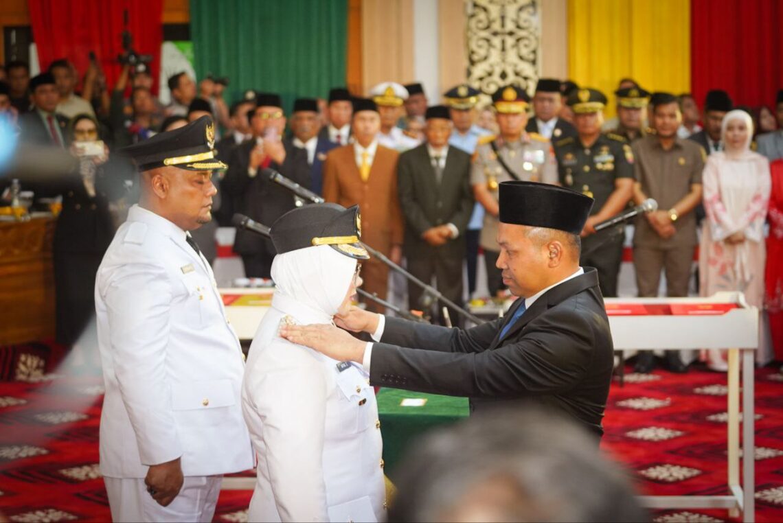 Gubernur Abdul Wahid Gugup saat Sematkan Pin ke Afni: Saya Takut Suaminya Marah!
