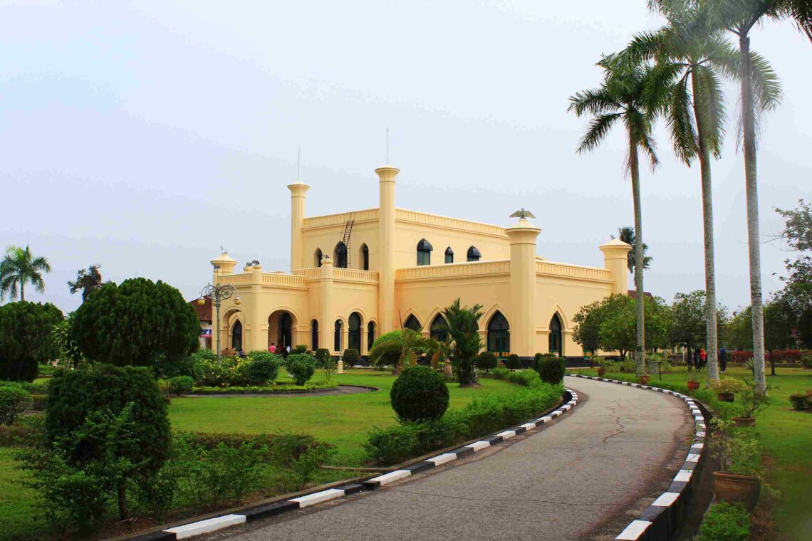 Istana Siak Keropos, Plafon Bocor hingga Cat Dinding Terkelupas, Dispar “Disemprot” Bupati