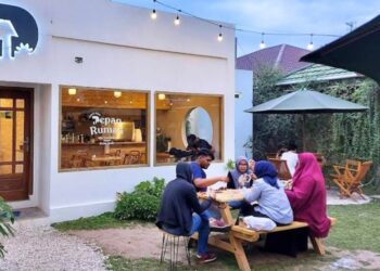 Nongkrong di Cafe Serasa di Depan Rumah