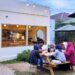 Nongkrong di Cafe Serasa di Depan Rumah