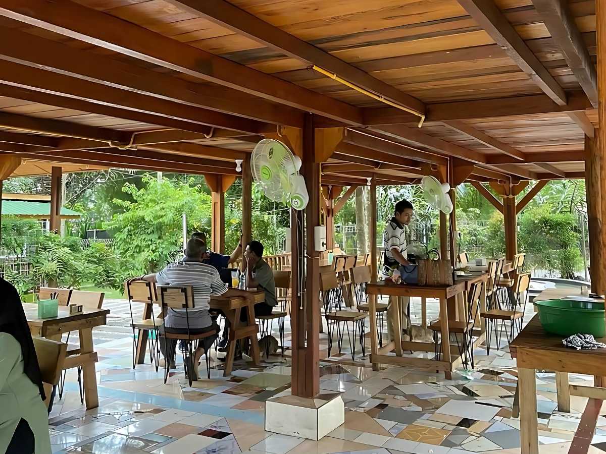 Jika Anda sedang berada di Pekanbaru dan ingin mencari tempat makan yang tak biasa, Kandang Rimbo Resto adalah pilihan yang wajib dikunjungi. Nikmati hidangan lezat dengan suasana alam liar seperti di tengah hutan rimba.