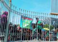 Massa aksi saat mendengarkan paparan dari perwakilan Pemda | Foto: Bertuahpos / Melba Ferry Fadly.