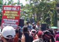 Massa aksi saat mendengarkan paparan dari perwakilan Pemda | Foto: Bertuahpos / Melba Ferry Fadly.