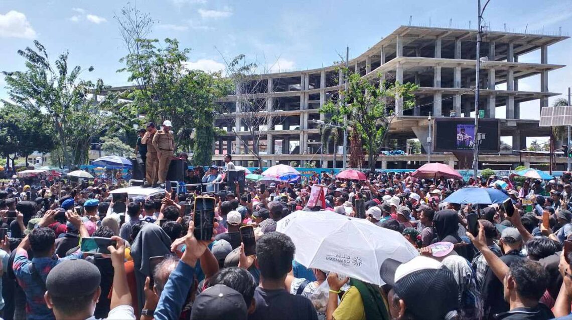 Aksi unjuk rasa ribuan warga Pelalawan yang menolak relokasi dari kawasan Taman Nasional Tesso Nilo (TNTN) berlangsung hingga setengah hari.