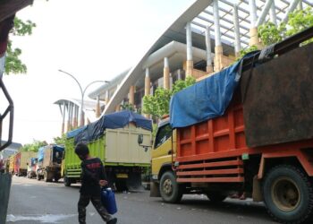 Tolak Relokasi TNTN, Ribuan Warga Kembali “Seruduk” Kantor Gubernur Riau Pagi Ini, Arus Lalu Lintas Dialihkan dan Macet