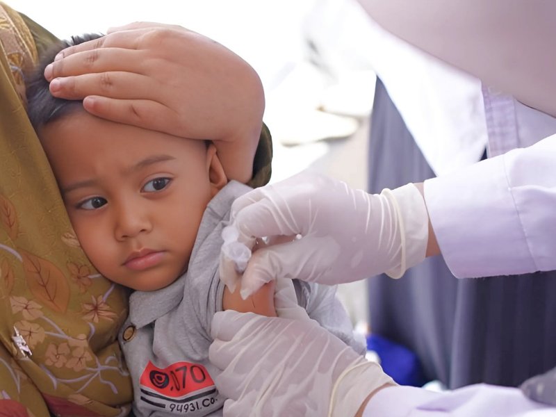 Petugas kesehatan sedang melakukan imunisasi pada anak | Foto: Dok. MCR.