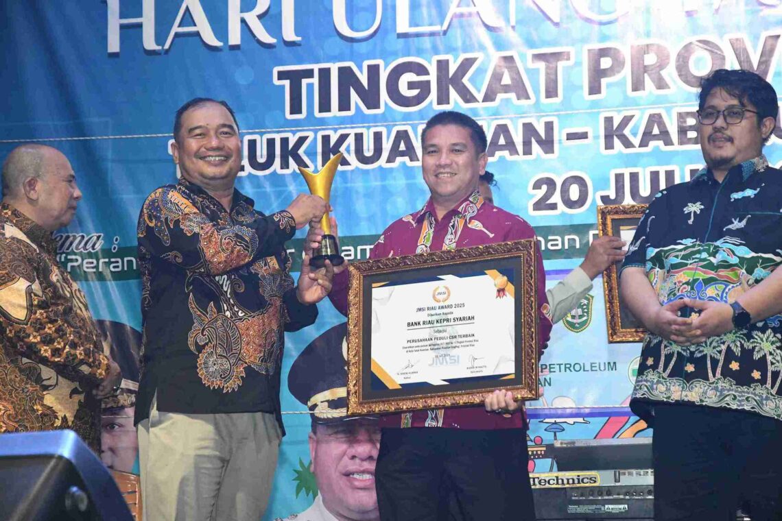 Pemimpin Divisi Sekretariat Perusahaan, T. M. Fadhly Kholis menerima penghargaan pada ajang JMSI Riau Award 2025