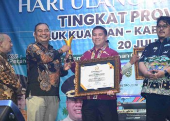 Pemimpin Divisi Sekretariat Perusahaan, T. M. Fadhly Kholis menerima penghargaan pada ajang JMSI Riau Award 2025