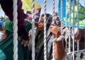 Massa aksi saat mendengarkan paparan dari perwakilan Pemda | Foto: Bertuahpos / Melba Ferry Fadly.