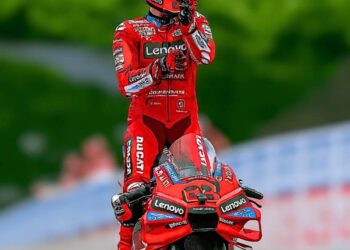 Aksi pembalap profesional, Marc Marquez, yang melakukan selebrasi seperti gaya mendayung pacu jalur (aura farming)