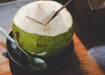 Cara Bude Ros Bertahan di Tengah Harga Kelapa Naik