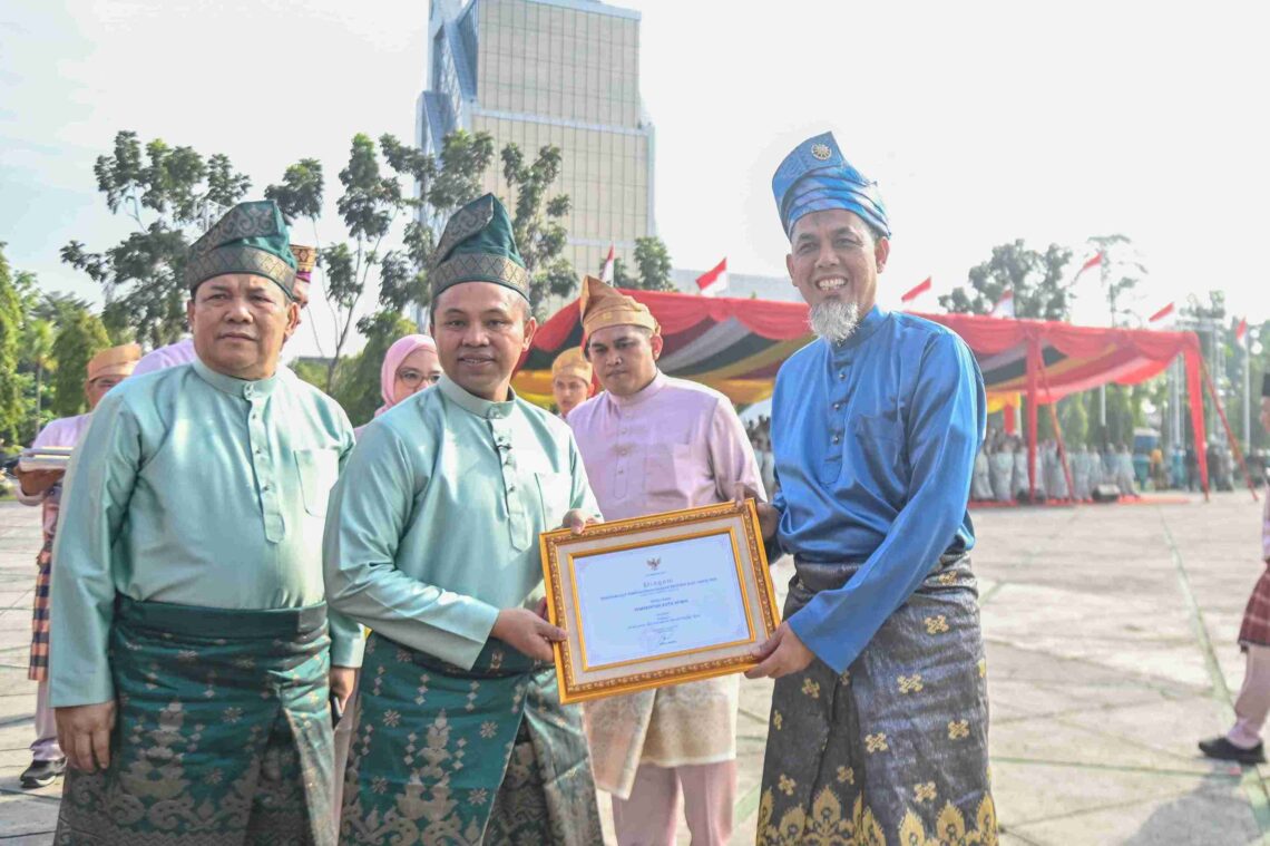 Hari Jadi ke-68 Riau, Wali Kota Dumai Raih Penghargaan Terbaik I Pembangunan Daerah Riau Tahun 2025