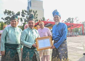 Hari Jadi ke-68 Riau, Wali Kota Dumai Raih Penghargaan Terbaik I Pembangunan Daerah Riau Tahun 2025
