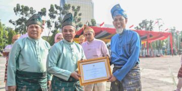 Hari Jadi ke-68 Riau, Wali Kota Dumai Raih Penghargaan Terbaik I Pembangunan Daerah Riau Tahun 2025
