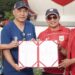 Direktur RAPP, Mulia Nauli serah terima Lapangan Mini Soccer dan fasilitas pendukungnya dari RAPP, kepada Pemerintah Kabupaten Pelalawan, yang diterima Bupati Pelalawan, H. Zukri.