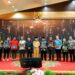 Foto bersama para penerima Riau Investment Award 2025 dengan Gubernur Riau