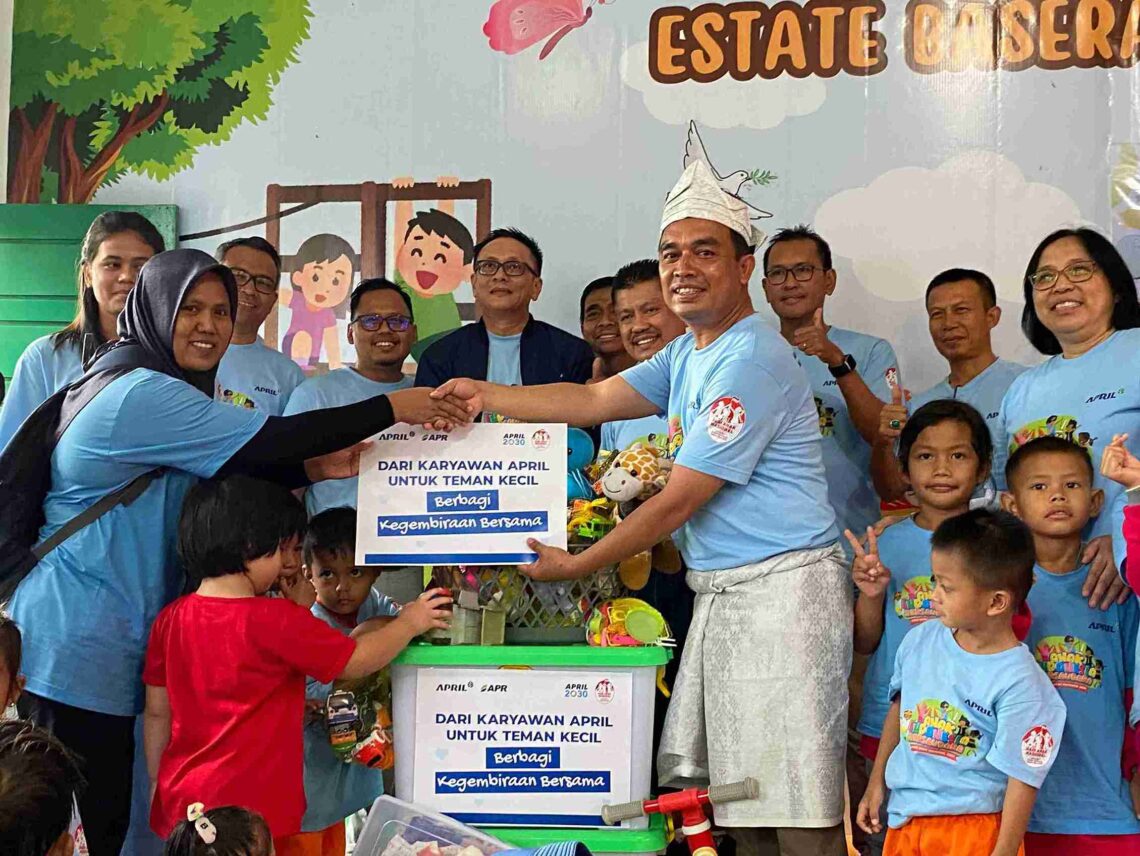 Penyerahan donasi dan mainan dari karyawan APRIL untuk Daycare Estate Baserah.