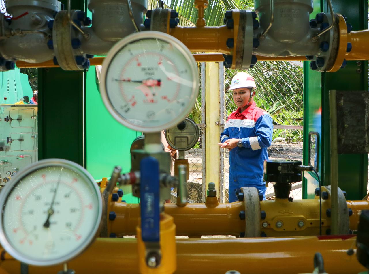 Jargas rumah tangga di Pelalawan seolah mempertegas bahwa itu bukan sekedar solusi energi, tapi membawa perubahan nyata bagi kehidupan warga di sana. Apakah program ini benar-benar menegaskan bahwa kekayaan alam kita benar-benar kembali untuk kemakmuran rakyat? Semua itu akan terjawab dari dapur sederhana milik Sugiyem.