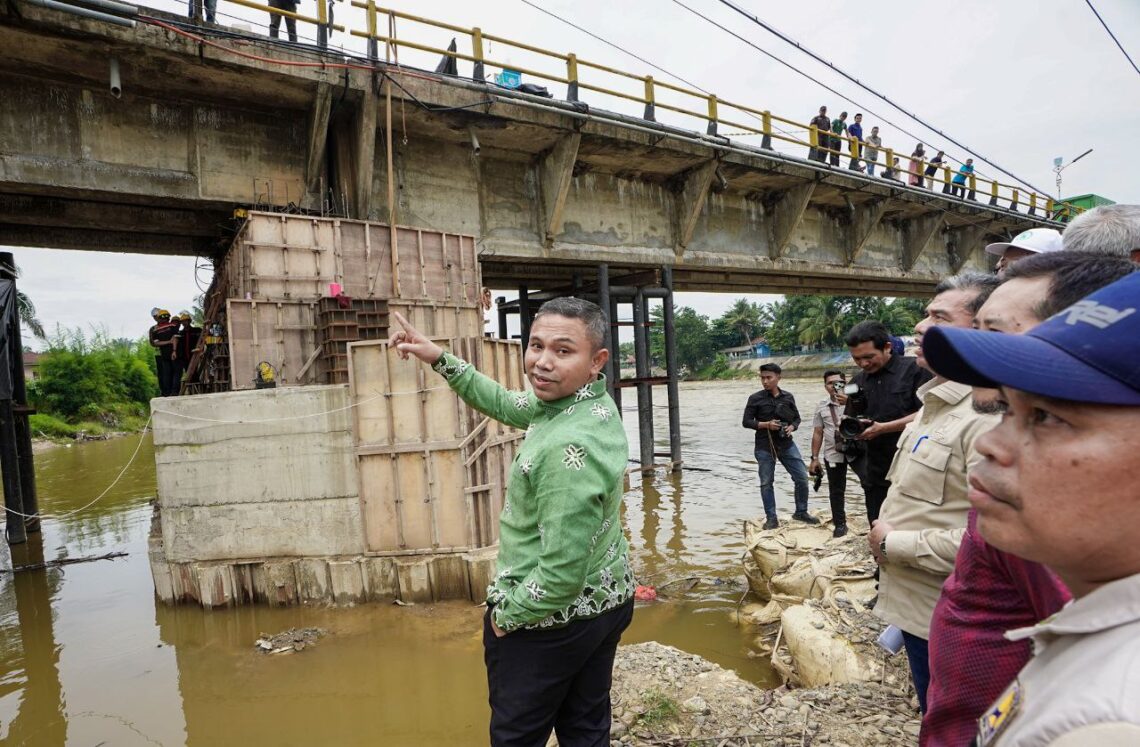 Jembatan Sei Rokan di Ujung Batu, Rokan Hulu, ditargetkan uji coba akhir Oktober 2025. Progres perbaikan sudah 87 persen dan diperkirakan berfungsi penuh pertengahan November 2025.