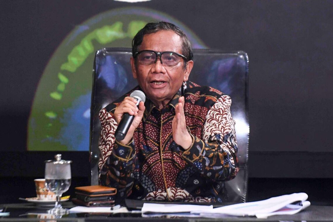 Mahfud MD: Wahai Aparat, Rakyat Itu Bukan Musuh Anda
